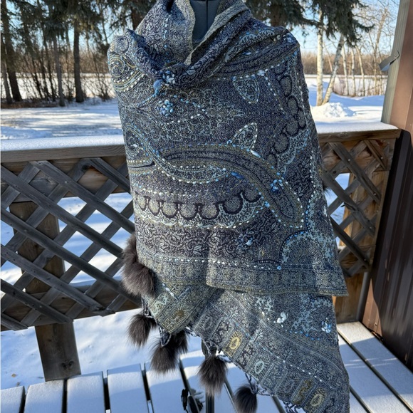 Elegant Blue Paisley Shawl with Fur Trim - Picture 2 of 12